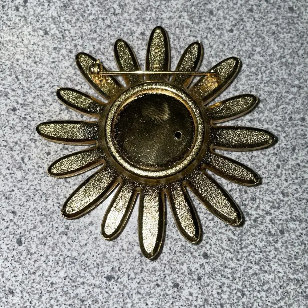 Gold Tone White Enamel Vintage AVON Daisy Flower Locket Brooch Pin Hinged 2.5 in